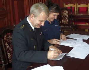 Zastępca Komendanta Powiatowego Państwowej Straży Pożarnej wraz z I Zastępcą Komendanta Powiatowego Policji w Głubczycach podczas podpisania aneksu