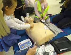 dzieci podłączające sprzęt AED
