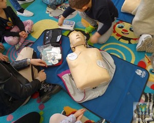 dzieci uczące się prawidłowo podłączyć sprzęt AED